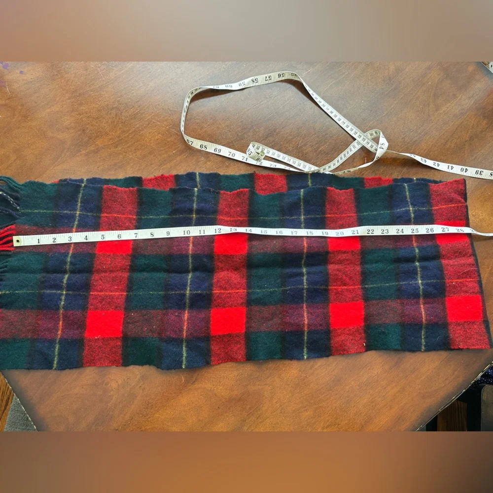 Classic plaid pattered wool scarf - Picture 2 of 3